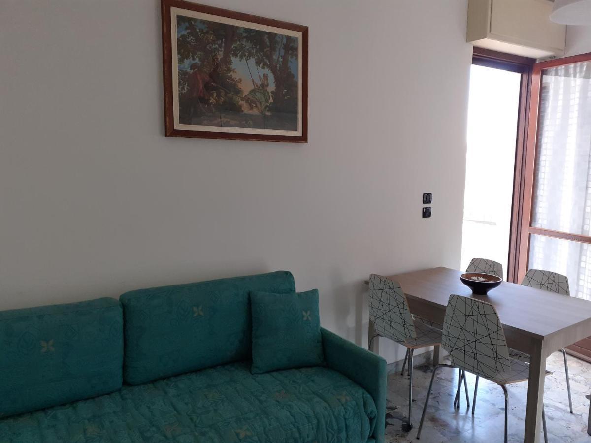 Casa Dusat In Accogliente Edificio Nel Centro Di Monforte Monforte dʼAlba Buitenkant foto