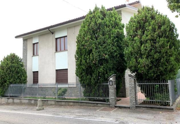 Casa Dusat In Accogliente Edificio Nel Centro Di Monforte Monforte dʼAlba Buitenkant foto